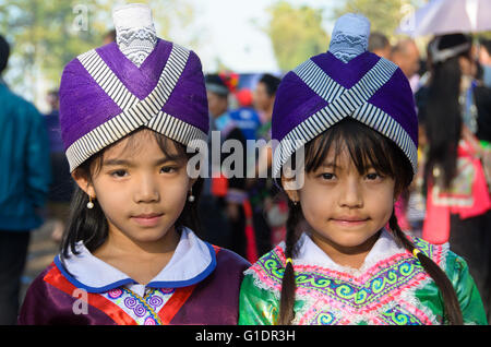 Hmong Mädels ihre traditionellen Hüte tragen. Stockfoto