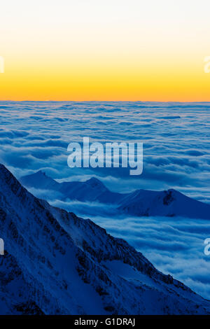 Europa, Frankreich, Haute Savoie, Rhône-Alpen, Chamonix, Meer der Wolken Inversionslagen über das Tal von Chamonix, Sonnenuntergang Stockfoto