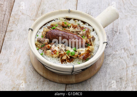 chinesische Wurst und Huhn mit Reis im Tontopf, kantonesische Küche Stockfoto