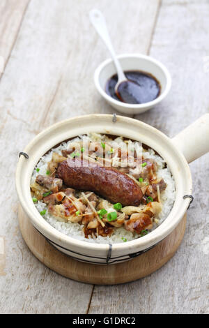 chinesische Wurst und Huhn mit Reis im Tontopf, kantonesische Küche Stockfoto