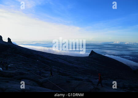 die Silhouette fo der niedrigen Gipfel Berg Kinabalu Stockfoto