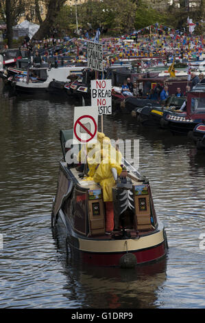 London, UK, 30. April 2016. Kanal Bootseigner teilnehmen an der jährlichen Canalway Kavalkade an Klein-Venedig organisiert durch das Hinterland Stockfoto