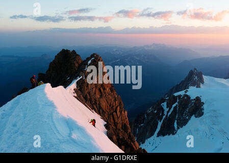 Europa, Frankreich, Haute Savoie, Rhône-Alpen, Chamonix, Kletterer am Mont Maudit - Mont Blanc bei Sonnenaufgang Stockfoto