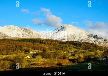 Blick über das Dorf Torver Dow Crag und Coniston Greis im Lake District Stockfoto