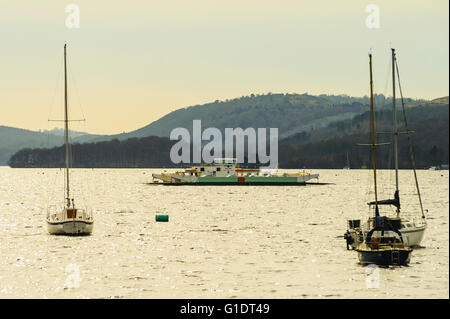 Die Windermere Fähre die Mitte des Sees zwischen Bowness und Sawrey im Lake District überquert Stockfoto