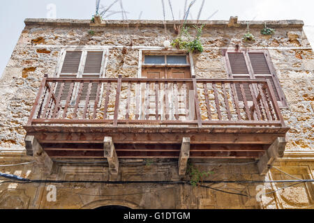 NORD ZYPERN KYRENIA ALTSTADT HOLZBALKON AUF EIN ALTES HAUS Stockfoto