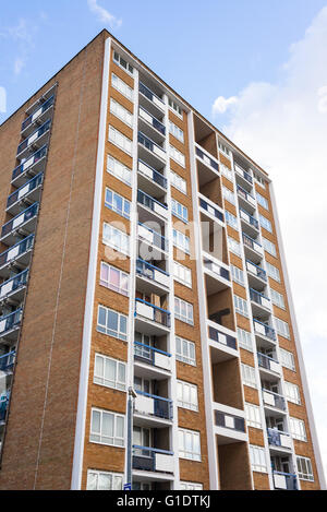 Hoher Rat flach. Ein Rat haus ist eine Form des öffentlichen oder sozialen Wohnungsbau um Kommunen in Großbritannien gebaut Stockfoto