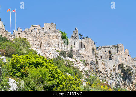 NORD-ZYPERN ST. HILARION BURG MAUERN UND TÜRME AUF DER BERGSEITE MIT TÜRKISCHEN FAHNEN Stockfoto