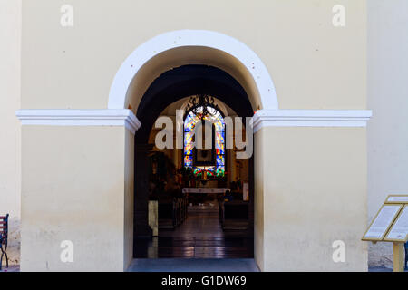 Misione de Nuestra Señora de Pilar (unsere Mission von der Dame der Pilar) Eingang zeigt Glasfenster in Todos Santos, Mex Stockfoto