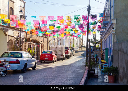 Papel Picados (Papierfähnchen) schmücken eine Straße in Todos Santos, Baja, Mexiko. Stockfoto