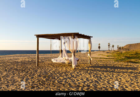 Outdoor-Bett am Strand von El Faro Beach Club und Spa in der Nähe von Todos Santos, Baja Sur, Mexiko ausgesetzt. Stockfoto