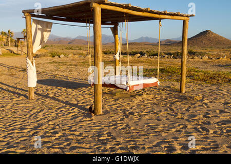 Outdoor-Bett am Strand von El Faro Beach Club und Spa in der Nähe von Todos Santos, Baja Sur, Mexiko ausgesetzt. Stockfoto