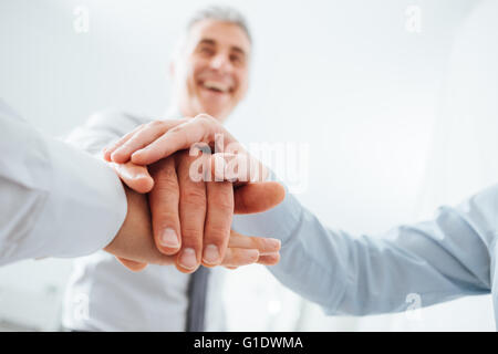 Fröhlich Business team Stapeln Hände und lächelnd, Teamwork und Erfolg Konzept Hände hautnah Stockfoto