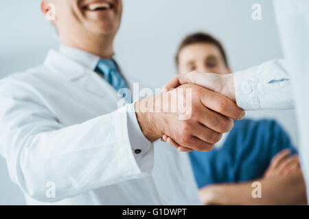 Professionelle Ärzte Handshake im Krankenhaus, Hände hautnah, Vereinbarung und Einstellung Konzept Stockfoto