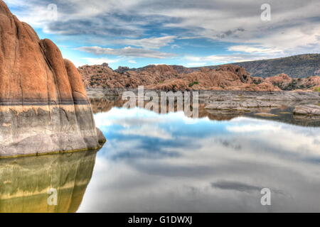 Fluss mit großen Felsbrocken – Arizonas Watson Lake wie der Himmel reflektiert noch Glas wie Wasser Stockfoto