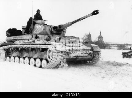 Ein deutscher Panzer Panzer IV im Schnee an der Ostfront 1942 Stockfoto