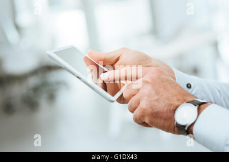 Professionelle Geschäftsmann mit einer digital Touch-Screen-Tablette Hände schließen sich unerkennbar person Stockfoto