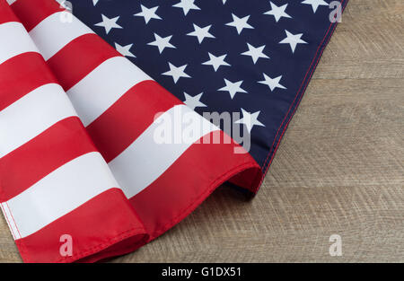 USA Flagge Falten auf Nussbaum Holztisch. Horizontales Bild mit Textfreiraum. Stockfoto