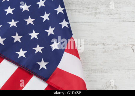 USA-Flagge auf weißem rustikalen Holztisch gefaltet. Horizontales Bild mit Textfreiraum Stockfoto