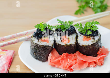 Brötchen mit Lachs, Kaviar und eingelegtem Ingwer Stockfoto