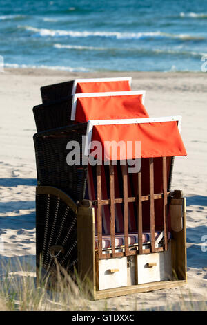 Strandkorb, Liegestühle am sandigen Strand von Binz Meer auf der Insel Rügen in Deutschland zurückgreifen Stockfoto