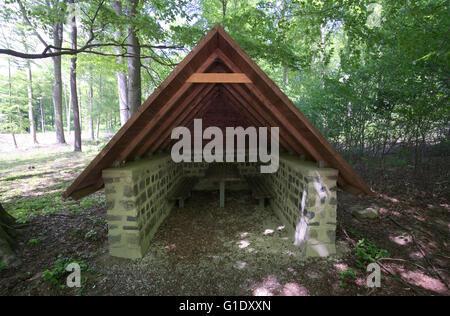 Wanderern Zuflucht in einem Buchenwald, von vorne gesehen. Stockfoto