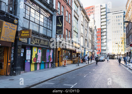 Die wenigen verbleibenden Musik Geschäfte auf eine bald sein abgerissen Dänemark Street, London, UK Stockfoto