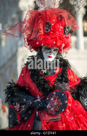 Kostümierte venezianischen Frau stand vor der Procuratie in Markusplatz entfernt während des Karnevals in Venedig, Italien. Stockfoto