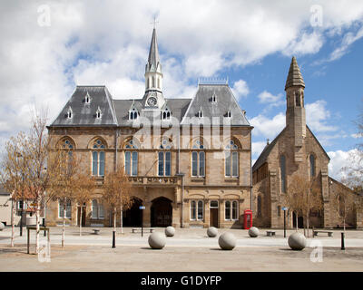 Das Rathaus in Bishop Auckland, gotischen Stil viktorianisches Gebäude mit Blick auf den Marktplatz im Zentrum der Stadt. Stockfoto