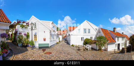 Straße mit weißen Häusern in der Altstadt von Stavanger, Norwegen. Stockfoto