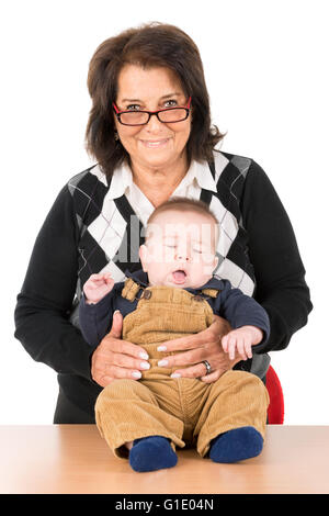 Glückliche Oma mit Enkel Baby isoliert in weiß Stockfoto