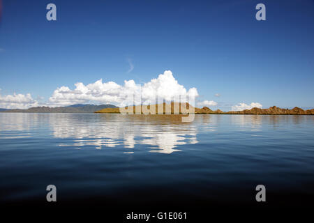 Wolken über Pengah Insel spiegelt sich in ruhigen Meer Nationalpark Komodo Indonesien Stockfoto