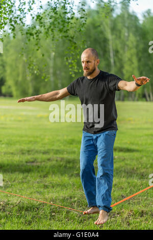 Menschen üben Slackline im park Stockfoto