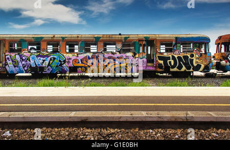 Graffiti auf alten Zug Wagen in Italien. Stockfoto