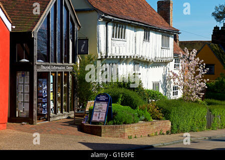 Tourist Information Centre und Fachwerkhaus im Dorf Lavenham, Suffolk, England UK Stockfoto