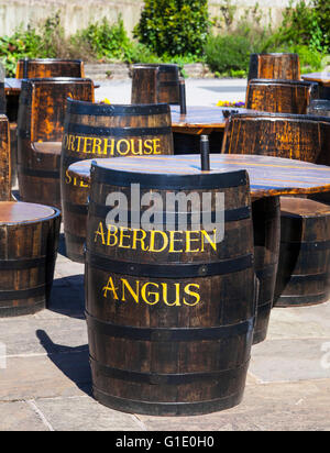 Patio recycelt Whiskey oder Whisky-Fässer verwendet als Tische und Stühle im lokalen Restaurant für ein Essen im Freien. Southport, UK Stockfoto