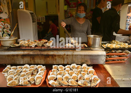 Frische Austern auf Gulins berühmte Snack Street, Guilin, Guangxi Autonomous Region, China Stockfoto