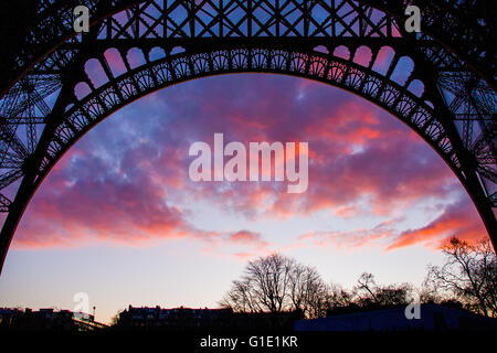 Rote Wolken durch den Eiffel Turm Bogen Stockfoto