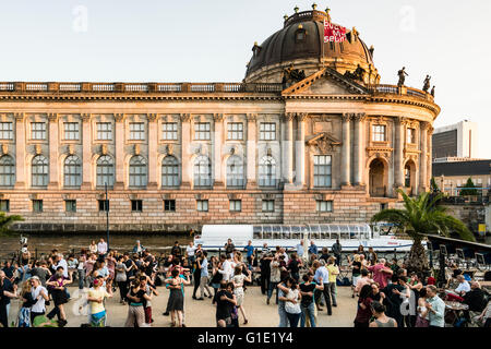 Wochenende im freien Tanz im Monbijoupark neben Spree und Bode-Museum in Mitte Berlin Deutschland Stockfoto