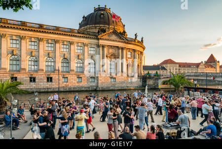 Wochenende im freien Tanz im Monbijoupark neben Spree und Bode-Museum in Mitte Berlin Deutschland Stockfoto