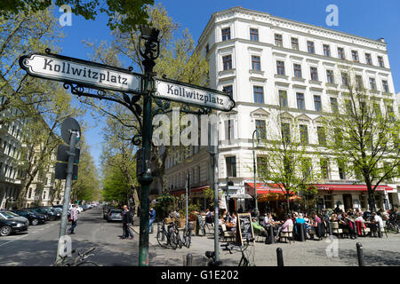 Am Nachmittag Blick auf Restaurants und Cafés am Kollwitzplatz im Prenzlauer Berg in Berlin Deutschland Stockfoto