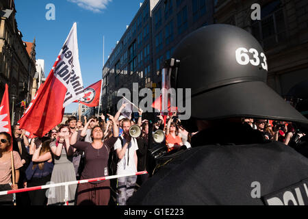 Pro-Flüchtling, pro Einwanderung linke Demonstranten inszenieren Zähler Protest gegen rechtsextreme Demonstranten in Berlin am 7. Ma Stockfoto