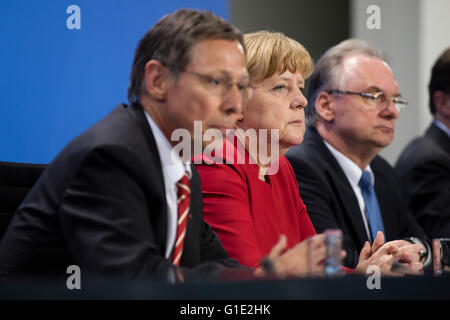 Berlin, Deutschland. 12. Mai 2016. Der Bürgermeister von Bremen, Carsten Sieling (SPD, l-R), Bundeskanzlerin Angela Merkel (CDU) und der Premier des Landes Sachsen-Anhalt, Reiner Haseloff, Teilnahme an einer gemeinsamen Pressekonferenz nach einer Konferenz der Staatschefs mit Merkel auf den Ausbau der erneuerbaren Energien in Berlin, Deutschland, 12. Mai 2016. Foto: Gregor Fischer/Dpa/Alamy Live News Stockfoto