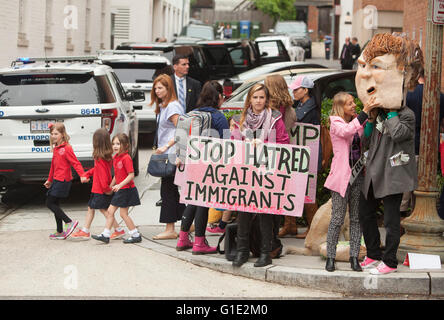 Washington DC, USA. 12. Mai 2016. Demonstranten demonstrieren gegen Trump, der mutmaßlichen republikanische Kandidat für das Präsidentenamt der Vereinigten Staaten, als er mit der republikanischen Führung am National Republican Congressional Ausschuss Headquarters in Washington, DC, 12. Mai 2016 trifft. Bildnachweis: Dpa picture Alliance/Alamy Live News Stockfoto