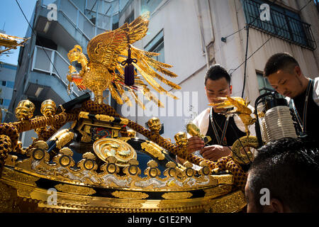 TOKYO, JAPAN - Mai 13: Traditionell gekleideter Teilnehmer an Sanja Matsuri bereitet ihre Mikoshi in Asakusa, Tokio, Freitag Morgen des 13. Mai 2016. Sanja Matsuri, das größte von Tokios traditionellen "drei große Feste". Held im Asakusa-Schrein, ein dreitägiges Wochenende des ungestümen traditionelle Mikoshi (tragbarer Schrein) Prozessionen durch die Straßen von Asakusa, mit viel trinken, tanzen, Musik und andere lebendige Spaß. Organisiert von der Senso-Ji-Tempel in Tokio, über 2 Millionen Menschen Festivalbesucher zieht in den Straßen. Gold und Schwarz Lack Mikoshi sind die Fahrzeuge der Stockfoto