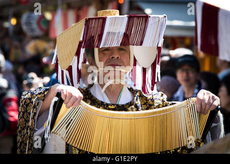 TOKYO, JAPAN - Mai 13: Eine traditionell gekleideten Teilnehmer an Sanja Matsuri Spaziergang durch die Straßen von Asakusa, Tokio, Freitagnachmittag, 13. Mai 2016. Sanja Matsuri, das größte von Tokios traditionellen "drei große Feste". Held im Asakusa-Schrein, ein dreitägiges Wochenende des ungestümen traditionelle Mikoshi (tragbarer Schrein) Prozessionen durch die Straßen von Asakusa, mit viel trinken, tanzen, Musik und andere lebendige Spaß. Organisiert von der Senso-Ji-Tempel in Tokio, über 2 Millionen Menschen Festivalbesucher zieht in den Straßen. Gold und Schwarz Lack Mikoshi sind die Fahrzeuge Stockfoto