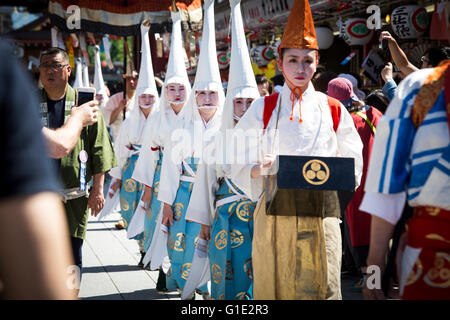 TOKYO, JAPAN - Mai 13: Eine traditionell gekleideten Teilnehmer an Sanja Matsuri Spaziergang durch die Straßen von Asakusa, Tokio, Freitagnachmittag, 13. Mai 2016. Sanja Matsuri, das größte von Tokios traditionellen "drei große Feste". Held im Asakusa-Schrein, ein dreitägiges Wochenende des ungestümen traditionelle Mikoshi (tragbarer Schrein) Prozessionen durch die Straßen von Asakusa, mit viel trinken, tanzen, Musik und andere lebendige Spaß. Organisiert von der Senso-Ji-Tempel in Tokio, über 2 Millionen Menschen Festivalbesucher zieht in den Straßen. Gold und Schwarz Lack Mikoshi sind die Fahrzeuge Stockfoto