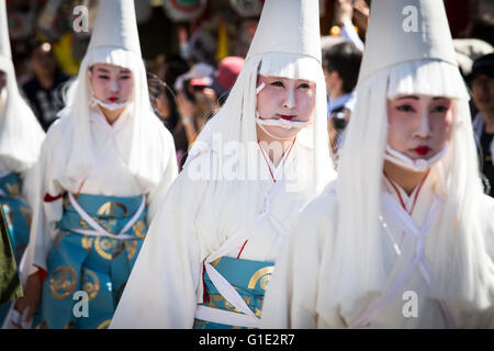 TOKYO, JAPAN - Mai 13: Eine traditionell gekleideten Teilnehmer an Sanja Matsuri Spaziergang durch die Straßen von Asakusa, Tokio, Freitagnachmittag, 13. Mai 2016. Sanja Matsuri, das größte von Tokios traditionellen "drei große Feste". Held im Asakusa-Schrein, ein dreitägiges Wochenende des ungestümen traditionelle Mikoshi (tragbarer Schrein) Prozessionen durch die Straßen von Asakusa, mit viel trinken, tanzen, Musik und andere lebendige Spaß. Organisiert von der Senso-Ji-Tempel in Tokio, über 2 Millionen Menschen Festivalbesucher zieht in den Straßen. Gold und Schwarz Lack Mikoshi sind die Fahrzeuge Stockfoto