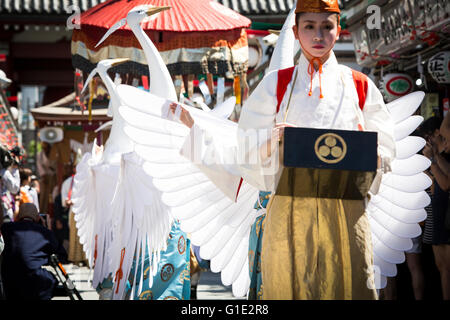 TOKYO, JAPAN - Mai 13: Eine traditionell gekleideten Teilnehmer an Sanja Matsuri Spaziergang durch die Straßen von Asakusa, Tokio, Freitagnachmittag, 13. Mai 2016. Sanja Matsuri, das größte von Tokios traditionellen "drei große Feste". Held im Asakusa-Schrein, ein dreitägiges Wochenende des ungestümen traditionelle Mikoshi (tragbarer Schrein) Prozessionen durch die Straßen von Asakusa, mit viel trinken, tanzen, Musik und andere lebendige Spaß. Organisiert von der Senso-Ji-Tempel in Tokio, über 2 Millionen Menschen Festivalbesucher zieht in den Straßen. Gold und Schwarz Lack Mikoshi sind die Fahrzeuge Stockfoto