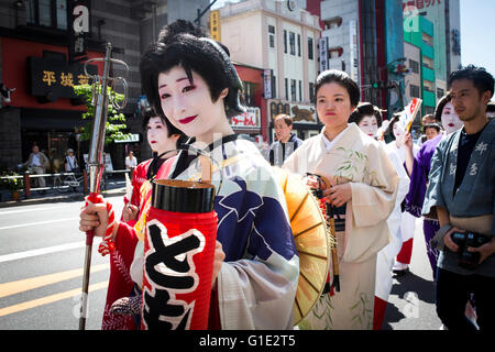 TOKYO, JAPAN - Mai 13: Eine traditionell gekleideten Teilnehmer an Sanja Matsuri Spaziergang durch die Straßen von Asakusa, Tokio, Freitagnachmittag, 13. Mai 2016. Sanja Matsuri, das größte von Tokios traditionellen "drei große Feste". Held im Asakusa-Schrein, ein dreitägiges Wochenende des ungestümen traditionelle Mikoshi (tragbarer Schrein) Prozessionen durch die Straßen von Asakusa, mit viel trinken, tanzen, Musik und andere lebendige Spaß. Organisiert von der Senso-Ji-Tempel in Tokio, über 2 Millionen Menschen Festivalbesucher zieht in den Straßen. Gold und Schwarz Lack Mikoshi sind die Fahrzeuge Stockfoto